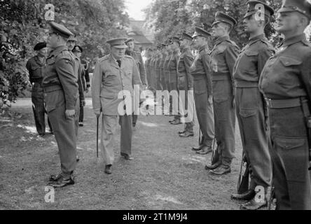 Deutschland unter alliierter Besatzung 1945 Premierminister Winston Churchill Inspektion einer Ehrenwache des Scots Guards an britische Hauptverwaltung, Berlin, bald nach seiner Ankunft für die "Großen Drei" Konferenz in Potsdam. Stockfoto