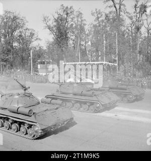 Deutschland unter alliierter Besatzung Sowjetischen -3 schwere Panzer pass Der ehrenkompanie auf Basis der Charlottenburger Chaussee in Berlin während der vier Nationen VJ Day Parade. Stockfoto