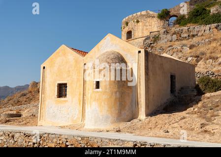 Die 1661 erbaute Kirche Agios Georgios Spinalonga auf der verlassenen Insel Spinalonga auf Kreta. Stockfoto