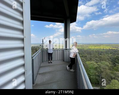 02.05.2022 Haltern Feuerwachturm Rennberg in der Haard Spaziergänger oben auf dem Turm *** 02 05 2022 Haltern Feuerwachturm Rennberg im Haard Walker auf dem Turm Credit: Imago/Alamy Live News Stockfoto