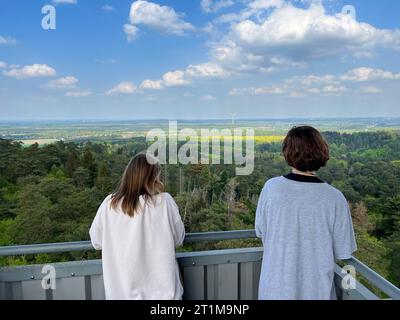 02.05.2022 Haltern Feuerwachturm Rennberg in der Haard Spaziergänger oben auf dem Turm *** 02 05 2022 Haltern Feuerwachturm Rennberg im Haard Walker auf dem Turm Credit: Imago/Alamy Live News Stockfoto