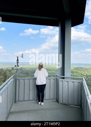 02.05.2022 Haltern Feuerwachturm Rennberg in der Haard Spaziergänger oben auf dem Turm *** 02 05 2022 Haltern Feuerwachturm Rennberg im Haard Walker auf dem Turm Credit: Imago/Alamy Live News Stockfoto