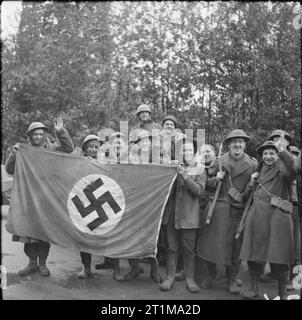 Die britische Armee in Nord-West-Europa 1944-45 Männer der 2. Gordon Highlanders pose mit einem erbeuteten deutschen Hakenkreuzflagge nach der Gefangennahme von Kleve, 11. Februar 1945. Stockfoto
