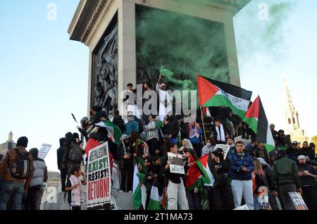 London, UK, 14 Oct 2023 Polizeikonflikt mit Demonstranten beim pro-Palästina-marsch gegen Israels Umzug in Gaza auf dem Trafalgar Square. Quelle: JOHNNY ARMSTEAD/ Alamy Live News Stockfoto