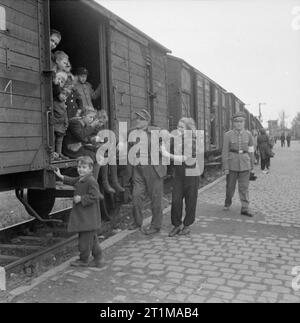 Deutschland unter alliierter Besatzung deutsche Zivilisten an Bord Eisenbahnwaggons bereit aus dem Ruhrgebiet evakuiert werden. Stockfoto