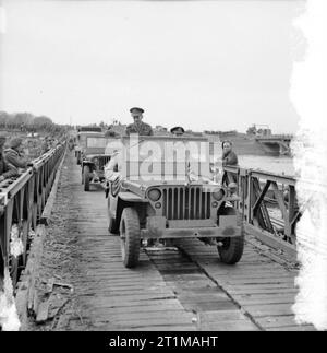 Die britische Armee in Nord-West-Europa 1944-45 Winston Churchill überquert den Rhein in einen Jeep mit Generalleutnant Miles Dempsey, GOC 2. Armee, 26. März 1945. Stockfoto