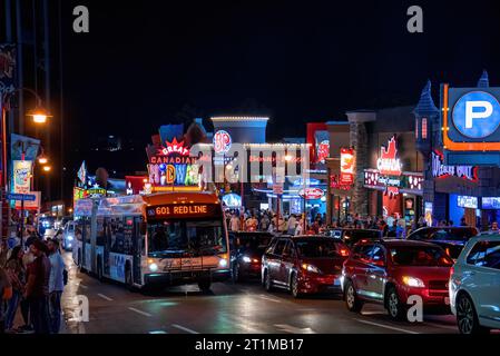 Niagara Falls, Kanada - 13. August 2022: Die geschäftige Clifton Hill Street in Niagara Falls bei Nacht. Die Gegend ist eine sehr beliebte Attraktion bei Touristen Stockfoto