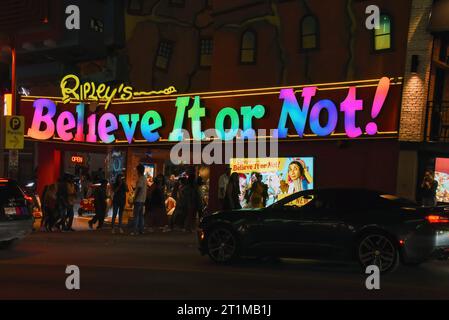 Niagarafälle, Kanada - 13. August 2022: Das Ripley’s Believe IT or Not Museum im Clifton Hill, das bei Nacht gezeigt wird, ist eine beliebte Attraktion bei Touristen Stockfoto