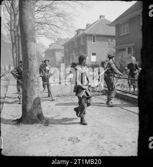 Die britische Armee in Nord-West-Europa 1944-45 Infanterie der 11 Royal Scots Fusiliers, 49Th (West Reiten) Division, suchen Häuser in Ede, Holland, 17. April 1945. Stockfoto