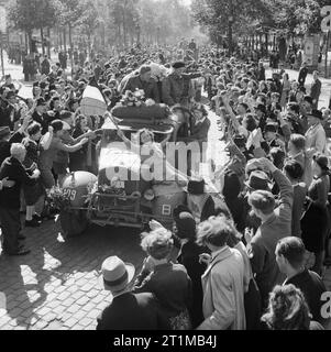 Die britische Armee in Nord-West-Europa 1944-45 Zivilisten feiern als britische Fahrzeuge Brüssel, 4. September 1944. Stockfoto