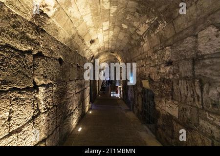 Jerusalem, Israel - 13. Oktober 2017: Unterirdischer Tunnel der Westmauer mit großer Passage entlang der Mauern des Tempelbergs in der Altstadt von Jerusalem Stockfoto