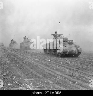 Die britische Armee im Nahen Osten 1943 Sherman Panzer des 3.König eigene Husaren, 9th Armoured Brigade, Parade vor dem Korps Kommandant des 3. Korps, Lt General D F Anderson, an Hadeira in Palästina, 30. Oktober 1943. Die anderen Regimenter im 9. gepanzerte Brigade waren theWarwickshire Yeomanry, Wiltshire Yeomanry und 1. Royal Horse artillery. Stockfoto