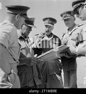 Britische Generäle 1939-1945 General Sir Neil Ritchie (1897-1983): Generalleutnant Ritchie, Oberbefehlshaber der 8. Armee, mit seinem Corps Kommandanten, Generäle Norrie und Gott, während der Schlacht von gazala. Stockfoto