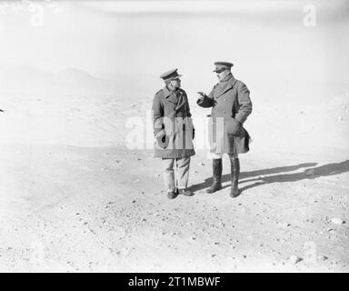 Britische Generäle 1939-1945 Feldmarschall, Earl Wavell der Cyrenaika und Winchester (1883-1950): General Sir Archibald Wavell, Oberbefehlshaber, dem Nahen Osten, mit Lieutenant General Richard O'Connor, Kommandant der Westlichen Wüste Kräfte, während der Angriff auf Bardia. Stockfoto