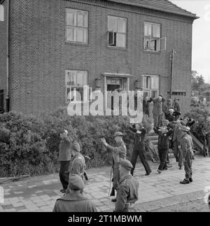 Deutschland unter alliierter Besatzung wurden Gefangene aus dem Haus in Mürwik, wenige Kilometer von Flensburg entfernt, weggeführt. Die Operation wurde von Männern der A-Kompanie, 1. Bataillon, des Cheshire-Regiments durchgeführt. Insgesamt wurden zwölf Gefangene der Klasse 1 gefangen genommen, darunter auch General Jodl. Stockfoto