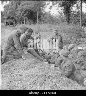 Die britische Armee in der Normandie Kampagne 1944 Männer der South Lancashire Regiment, 3. Division, Prüfung einer erfassten deutschen MP40 Maschinenpistole, 13. Juni 1944. Stockfoto