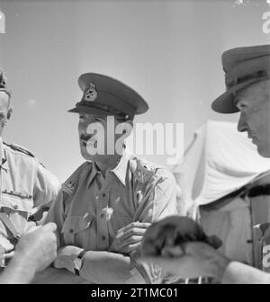 Britische Generäle 1939-1945 Generalleutnant Sir Oliver Leese (1894 - 1978): Leese, 30 Corps Commander, im Gespräch mit seinen Divisionen Kommandeure in Nordafrika. Stockfoto