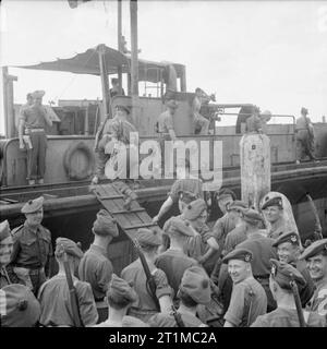 Deutschland unter alliierter Besatzung Männer der 7 Bataillon, Seaforth Highlanders an Bord eines deutschen Landing Craft Sie über die Mündung nach Kiel zu nehmen für den Nachmittag aus. Stockfoto