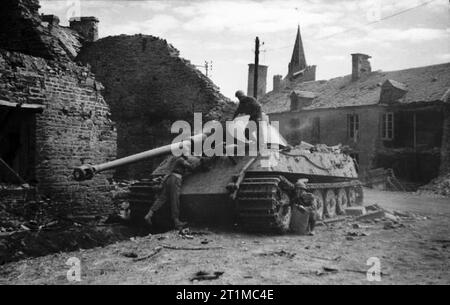 Die britische Armee in der Normandie Kampagne 1944 Truppen prüfen ein k.o. King Tiger Tank in Le Plessis-Grimoult, 10. August 1944. (Porsche Turret). Stockfoto