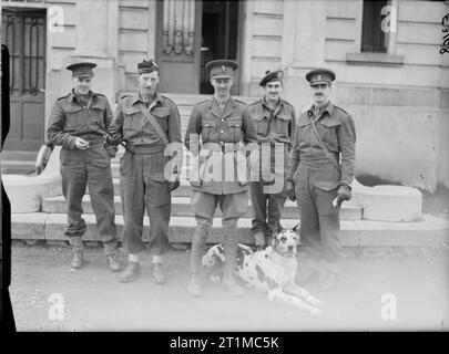 Britische Generäle 1939-1945 General Sir Miles Dempsey (1896 - 1969): Dempsey, OC 13 Infantry Brigade und seine Mitarbeiter, mit ihrem Maskottchen 'Tiny' bei Wervicq, Frankreich. Stockfoto