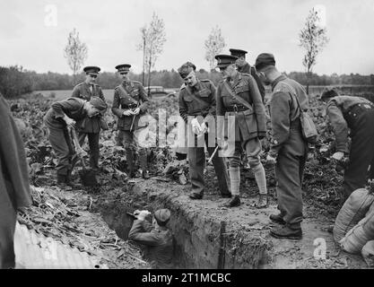 Britische Generäle 1939-1945 Feldmarschall Sir John Greer Dill (1881-1944): General Sir John Dill, Befehlen 1 Korps BEF, Inspektion Soldaten Schützengräben an Flines in Frankreich. Stockfoto