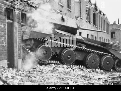 Die britische Armee im Vereinigten Königreich 1939-45 ein Cruiser Mk IVA Tank der 2 Dragoon Guards (Queen's Buchten) zeigt seinen Abriss capablilities auf Bombe - beschädigte Häuser in Battersea, London, 25. Mai 1941. Stockfoto