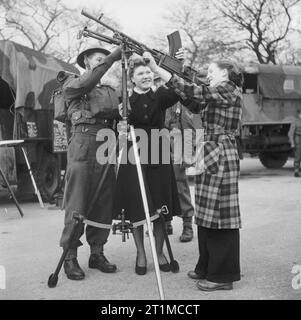 Die britische Armee im Vereinigten Königreich 1939-1945 ein Soldat die Funktionsweise einer Bren gun auf eine anti-aircraft Montage an zwei Arbeiter auf einer Waffen Demonstration am Bellevue, Manchester, 19. Januar 1942 erklärt. Stockfoto