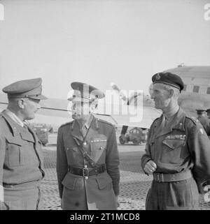 Britische Generäle 1939-1945 Generalleutnant Sir Archibald Nye (1895-1967): Nye, stellvertretender Leiter der kaiserlichen Generalstab mit Generälen Freyberg (links) und McCreery (rechts) am Flugplatz Forli, Italien während einer Stippvisite in der 8. Armee. Stockfoto