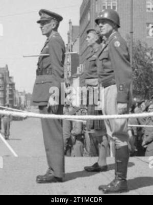 Deutschland unter Generalleutnant B G Horrocks (Kommandeur 30. Korps), Generalleutnant Gordon Holmes Alexander MacMillan (Kommandeur 51. Highland Division) und Generalleutnant C H Gerhardt (Kommandeur 29. Infanteriedivision der USA) auf der Salutbasis während der Zeremonie zur Übergabe Bremerhavens durch die Briten an die amerikanischen Streitkräfte. Stockfoto