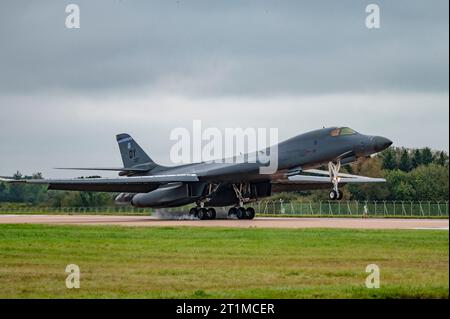 Ein B-1B Lancer der 9. Expeditionary Bomb Squadron landet am 12. Oktober 2023 bei der RAF Fairford. Foto von Senior Airman Ryan Hayman Stockfoto