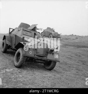 Die britische Armee im Vereinigten Königreich 1939-45 Humber Mk III Licht Aufklärung Autos von 29 unabhängigen Squadron, Reconnaissance Corps (bis 214 Infanterie Brigade beigefügt) in Shanklin auf der Insel Wight, 5. März 1942. Die Fahrzeuge sind mit Bren Waffen und Jungen anti-tank Gewehren bewaffnet. Stockfoto