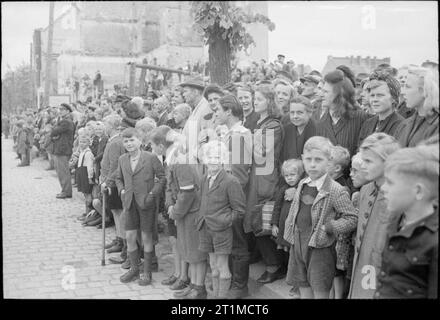 Deutschland unter alliierter Besatzung deutsche Zivilisten sehen Sie den Eintrag der Britischen Streitkräfte in Berlin. Stockfoto