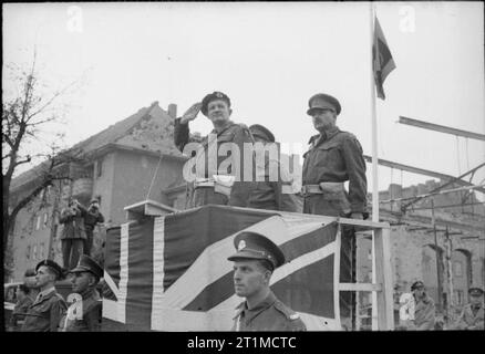 Deutschland unter alliierter Besatzung Major General Lyne, Kommandant der 7. Gepanzerten Division, mit brigadier ich W K Sparling, wobei die Salute bei der Eingabe der Britischen Streitkräfte in Berlin. Stockfoto