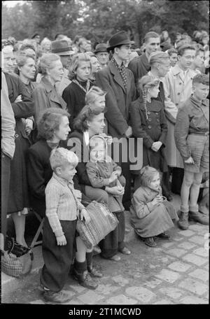 Deutschland unter alliierter Besatzung deutsche Zivilisten sehen Sie den Eintrag der Britischen Streitkräfte in Berlin. Stockfoto