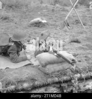 Die britische Armee im Vereinigten Königreich 1939-45 ein Sergeant Instructor mit der Royal Scots Fusiliers zeigt ein Rekrut, wie die SMLE Mk III Lee-Enfield Gewehr korrekt in der Bauchlage firing Position halten, 31. August 1942. Stockfoto