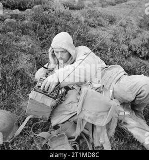 Die britische Armee im Vereinigten Königreich 1939-45 Radio Betreiber von 5 Bataillon, die Highland Leichte Infanterie, in den Monadhliath Mountains, Inverness, 22. Oktober 1942. Hinweis winddicht Kittel und Hose. Stockfoto