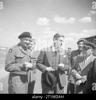 Deutschland unter alliierter Besatzung der britische Außenminister Anthony Eden, auf seine Ankunft am Flugplatz Gatow, Berlin, für die "Großen Drei" Konferenz in Potsdam. Stockfoto