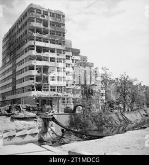 Shell House, ein modernistisches Bürogebäude in Berlin, nach dem Zweiten Weltkrieg. Originalbeschreibung: 'Deutschland unter alliierter Besatzung moderne Wohnungen in Berlin mit den Narben des Krieges.' Stockfoto