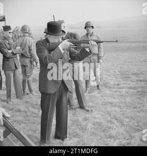 Die britische Armee im Vereinigten Königreich 1939-45 Winston Churchill Brände eine Amerikanische .30 Carbine bei einem Besuch in den USA 2. Panzerdivision auf Salisbury Plain, 23. März 1944. Stockfoto