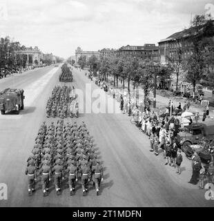 Deutschland unter alliierter Besatzung britischen Siegesparade in Berlin: Britische Truppen märz hinunter die Charlottenburger Chaussee, Berlin. Stockfoto