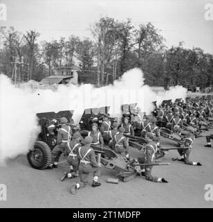 Deutschland unter alliierter Besatzung britischen Siegesparade in Berlin: Salute gefeuert von Guns der 3. Royal Horse artillery (RHA) bei der Ankunft von Premierminister Winston Churchill. Stockfoto