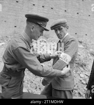 Deutschland unter alliierter Besatzung ein Mitglied der Polizei Hannover ist ein Armband seinen offiziellen Status zu zeigen. Alle bestehenden Mitglieder der Polizei wurden überprüft vor im Service zu erhalten bleiben. Diese finden sich zu aktiven Mitgliedern der Nsdap wurden entlassen und neue Rekruten unter der Zivilbevölkerung gefunden. Stockfoto