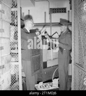Deutschland unter alliierter Besatzung Kapitän H H Davies von Birkenhead, findet wöchentlich ein Inventar der geplündert Besteck in die tresorräume der Reichsbank statt. Das Besteck war gefunden, zusammen mit anderen Wertsachen aus Holland geplündert, in das Haus eines Mitglieds der SS aus Hannover. Kapitän Davies war verantwortlich für die Eigenschaft, die der Dienststelle der Militärregierung, seinen Job über Nazi, Gebäuden und Eigentum, einschließlich des geraubten Kunstwerke und andere Wertsachen. Diese Objekte wurden zur sicheren Aufbewahrung bis zu ihren rechtmäßigen Besitzern zurück gehalten. Stockfoto