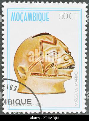 Gestempelte Briefmarke, gedruckt von Mosambik, die Mapiko Mask, Folk Art - Wood Carving, um 1981 zeigt. Stockfoto