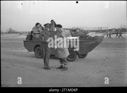 Die britische Armee im Vereinigten Königreich 1939-45 Generalleutnant Miles Dempsey, GOC-in-C zweite Armee (links), mit Generalmajor Percy Hobart, GOC 79th Armoured Division, während eine Invasion Übung, 1. Mai 1944. Ein Ford GPA amphibischen Jeep kann hinter gesehen werden. Stockfoto