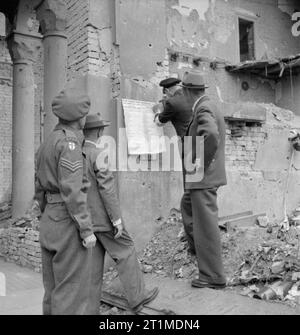 Deutschland unter alliierter Besatzung kurz nach der Ankunft der Britischen Streitkräfte in Hannover proclaimations wurden an wichtigen Punkten in der Stadt, mit der die Auflösung der Nsdap. Stockfoto