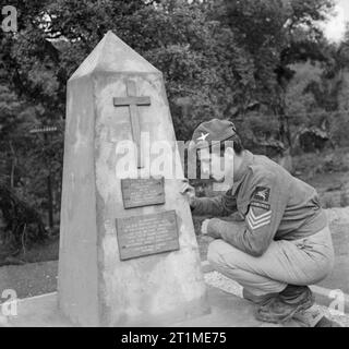 Die britische Armee in Tunesien 1943 Sgt M Lewis von der zweiten Fallschirm Bataillon untersucht ein Denkmal für die 1 Fallschirm Feuerwehr auf der Nefza-Sedjenane Straße im Tamara Tal, 14. Oktober 1943. Stockfoto