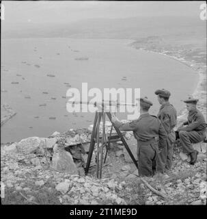 Die britische Armee auf Gibraltar 1942 Männer der Black Watch Regiment beobachten die Szene unter mit einem Teleskop von einem Aussichtspunkt auf dem Felsen, 4. Januar 1942. Stockfoto