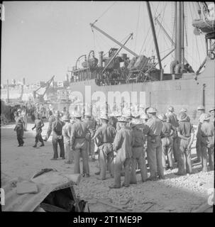 Die britische Armee auf Malta 1942 Soldaten warten Board ein Handelsschiff zu einem Dock im Grand Harbour, 16. Juli 1942 zu entladen. Stockfoto