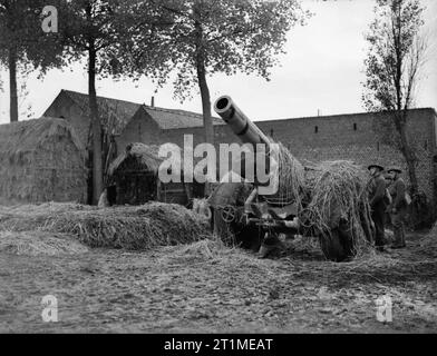 Der British Expeditionary Force (BEF) in Frankreich 1939-1940 Die 'falsche' Krieg, Oktober 1939 - Mai 1940: 8 cm Haubitze 1. Schwere Regiment, Royal Artillery in Position in der Nähe von Laquielle getarnt. Stockfoto